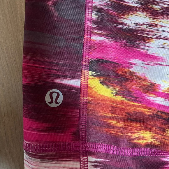 Lululemon EUC size 4 shorts pink/maroon w/pockets - Picture 5 of 6